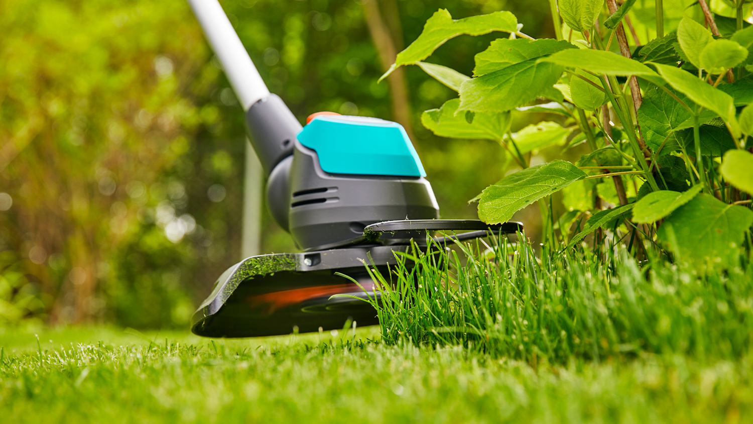 Akumulátorový vyžínač Gardena EasyCut při sekání trávy