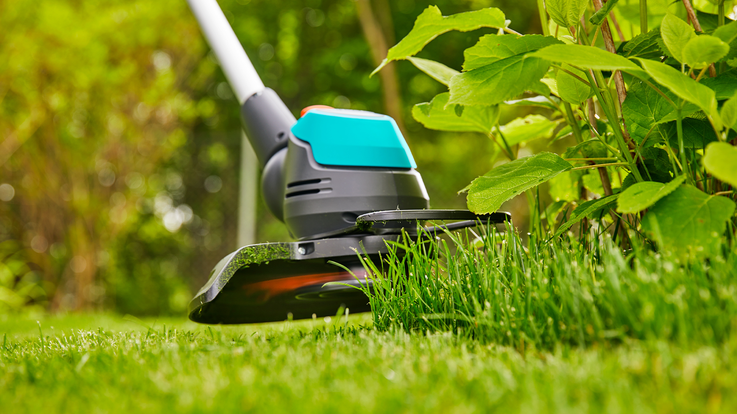 Akumulátorový vyžínač Gardena EasyCut při sekání trávy
