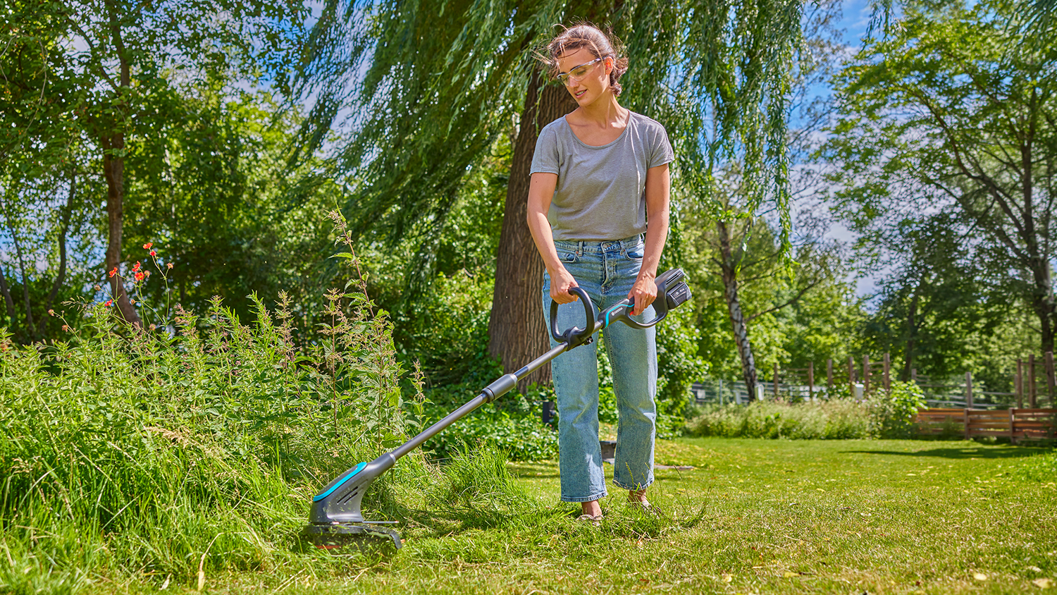 Žena pracuje s vyžínačem Gardena PowerTrim 30