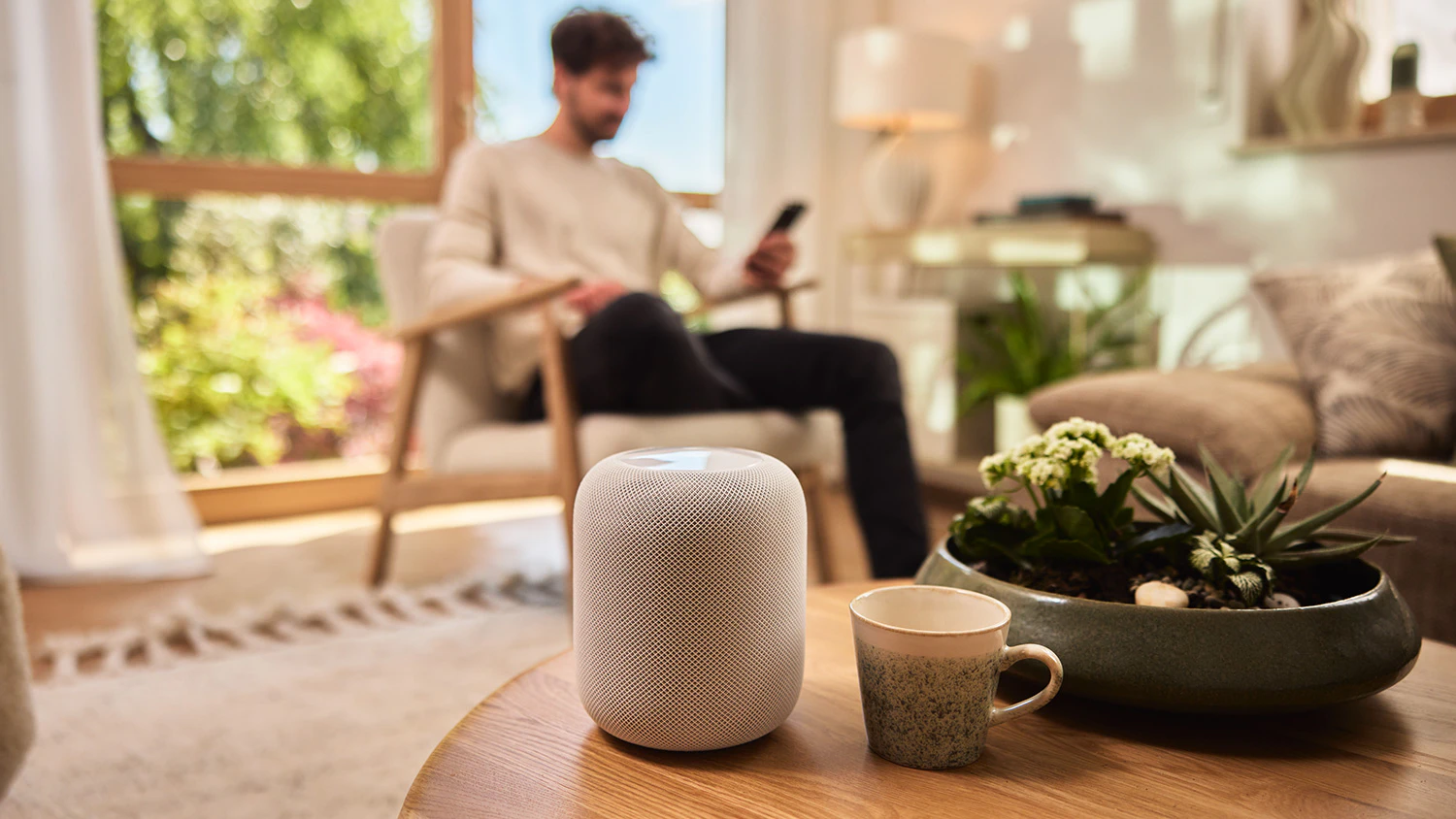 Amazon Alexa na stolku s mužem na pozadí
