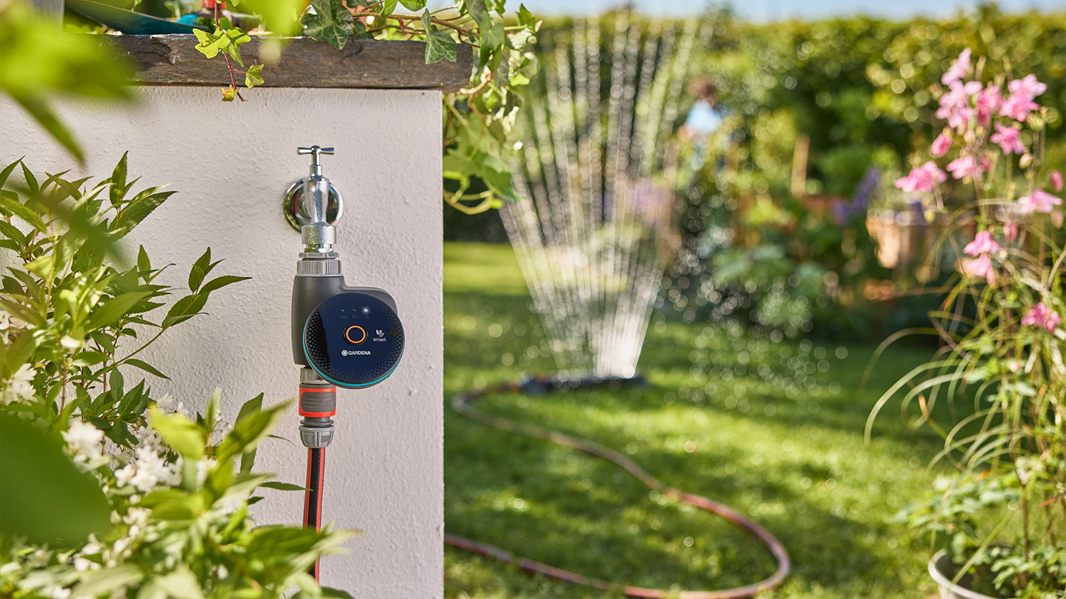 Smart zavlažovací počítač Gardena v záhone