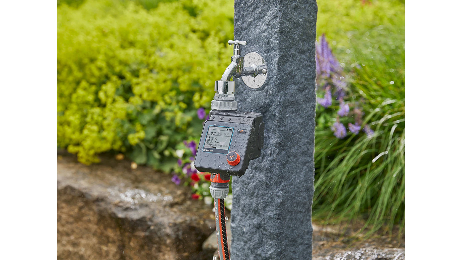 Zavlažovací počítač GARDENA Select připevněný na venkovním kohoutku