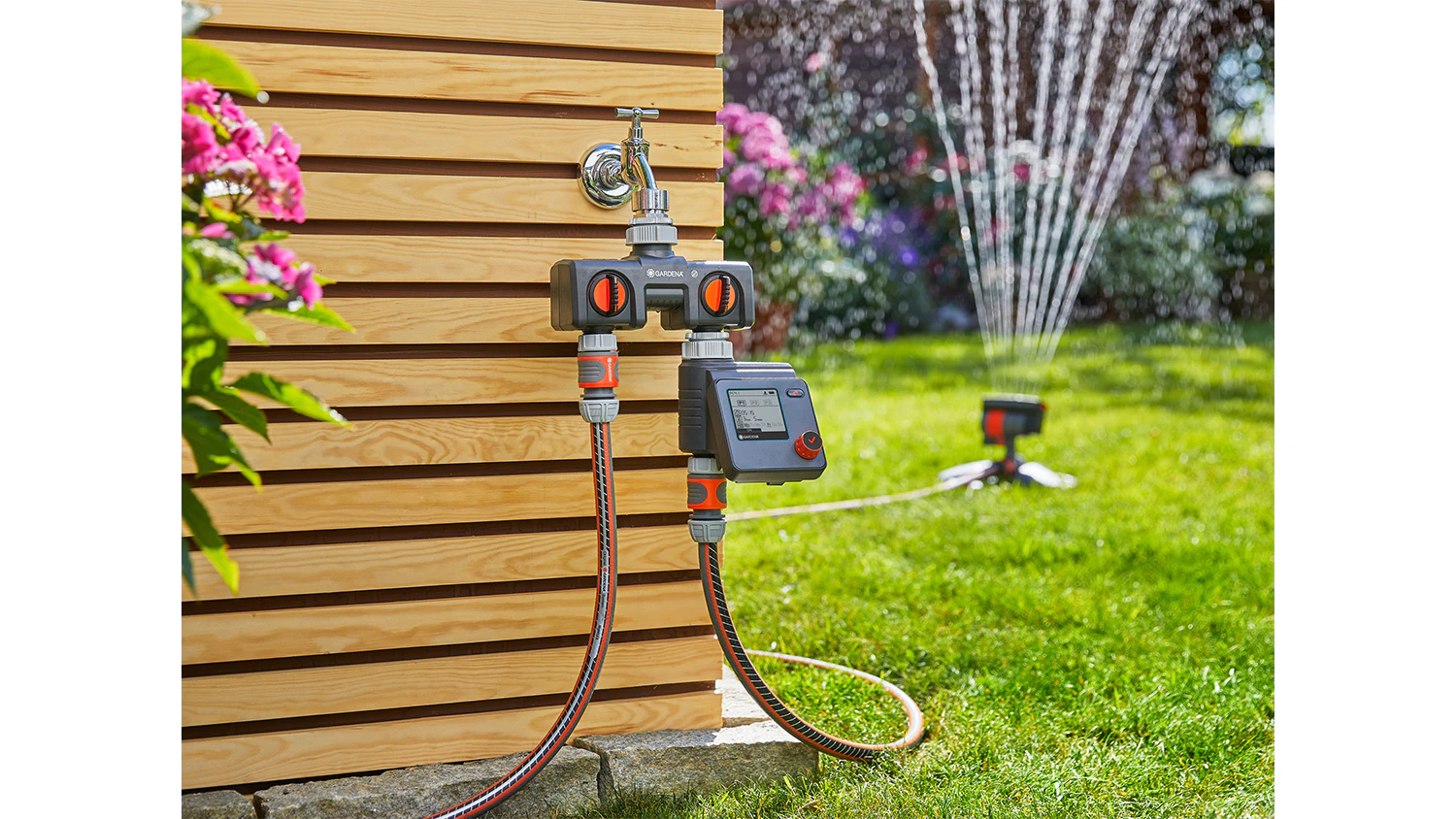 Zavlažovací počítač GARDENA Select s připojenými hadicemi