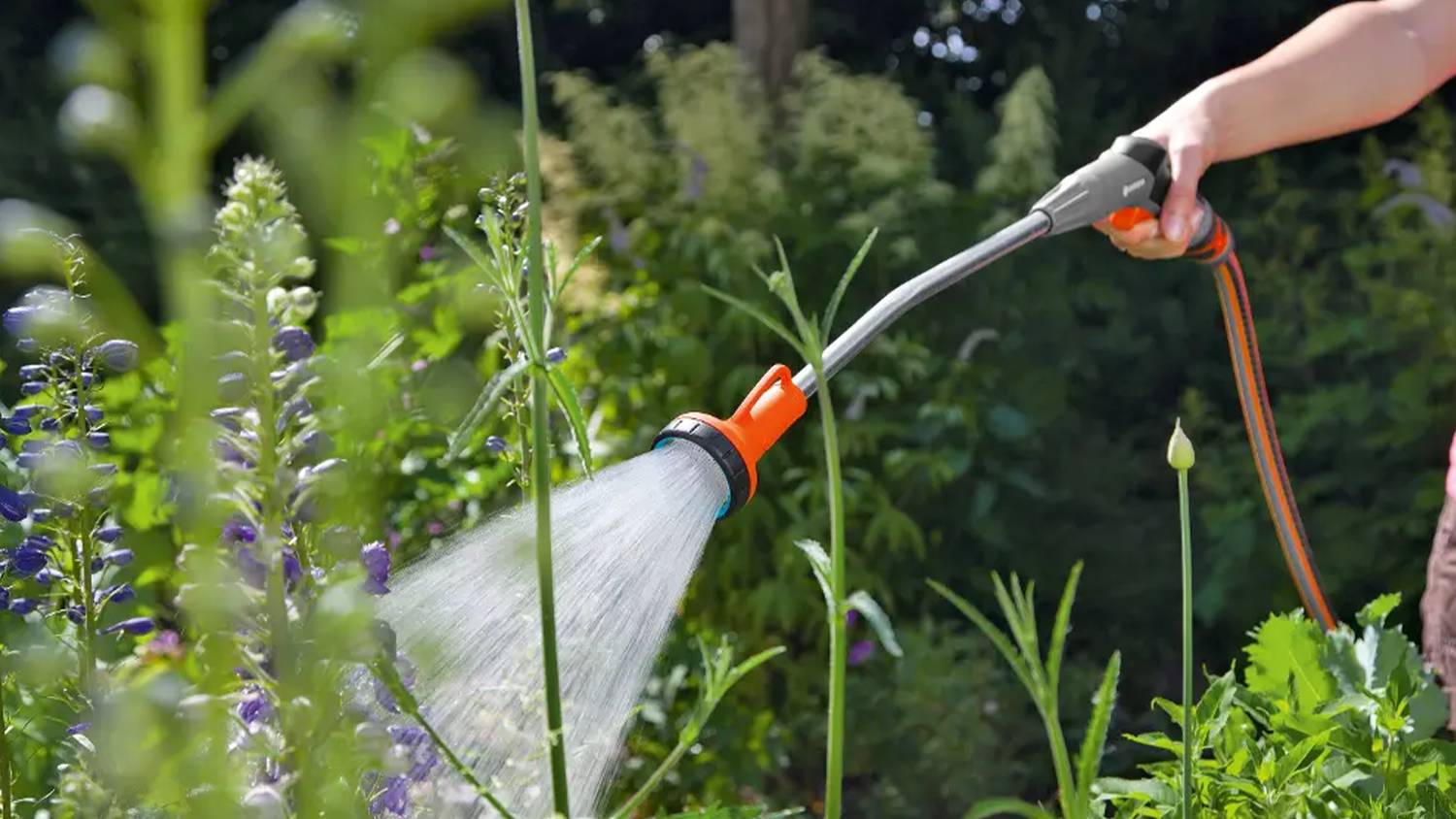 Zal&eacute;v&aacute;n&iacute; z&aacute;honu zavlažovac&iacute; tyč&iacute; Gardena 60 cm s rozpra&scaron;ovac&iacute; tryskou
