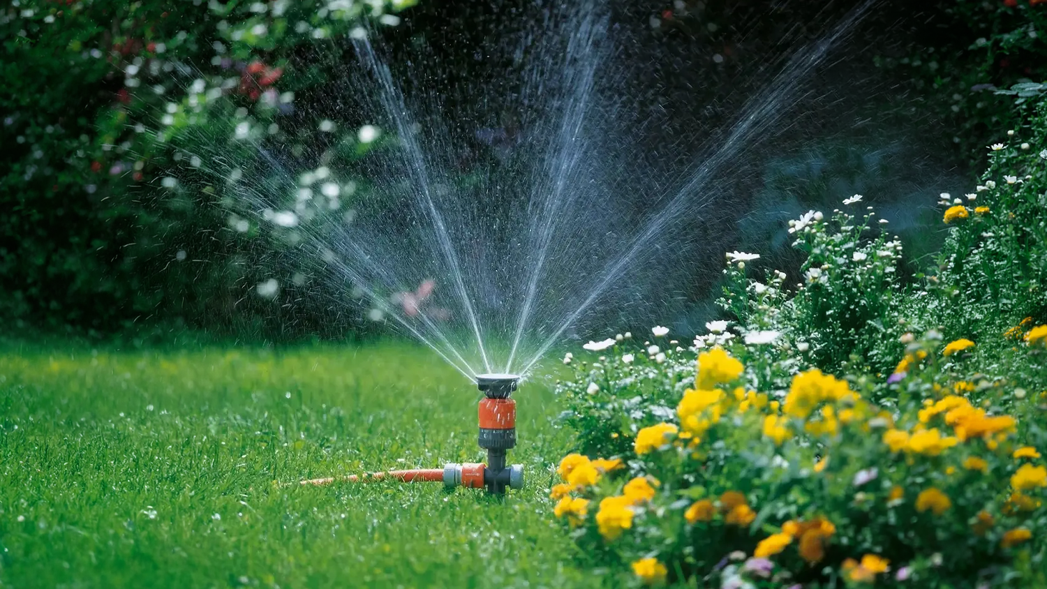 Univerz&aacute;lna pr&iacute;pojka Gardena 13,2 mm pripojen&aacute; k zavlažovaču