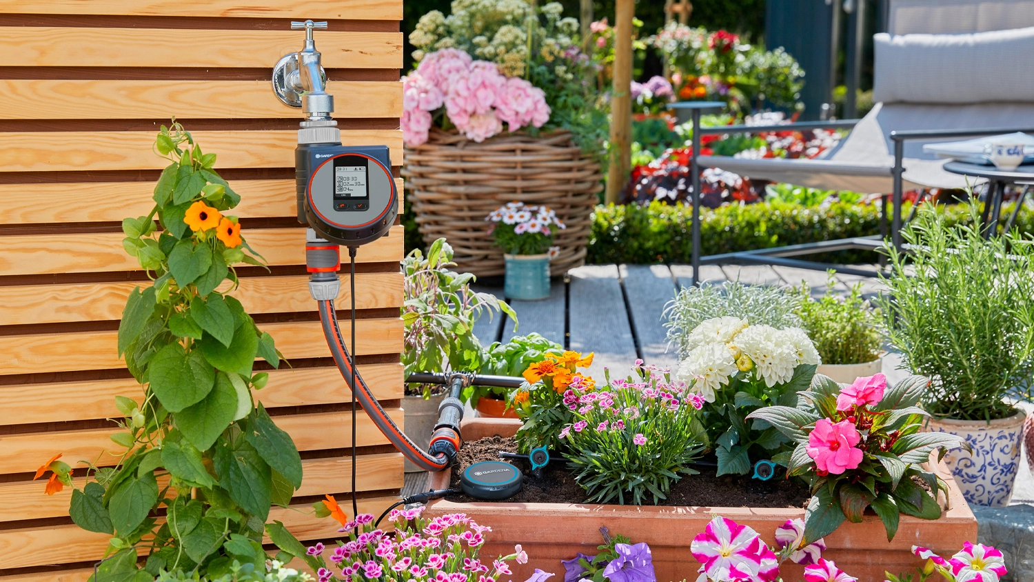 Čidlo půdn&iacute; vlhkosti GARDENA napojen&eacute; na zavlažovac&iacute; poč&iacute;tač