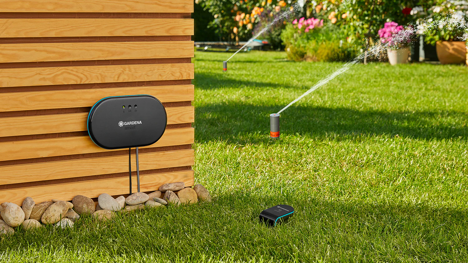 Chytré řízení zavlažování GARDENA na stěně na zahradě