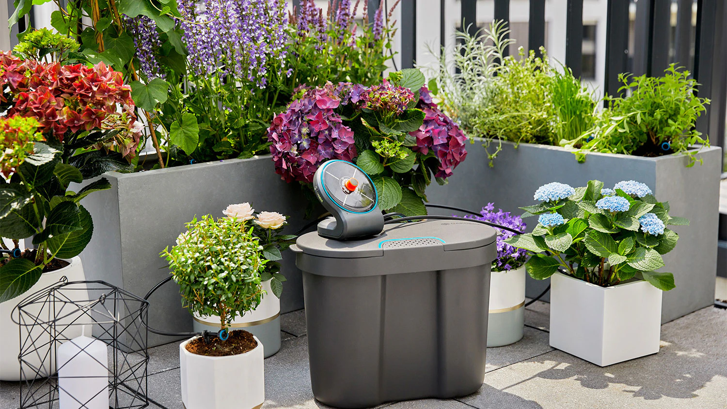 Solárne zavlažovanie Gardena umiestnené medzi záhonmi