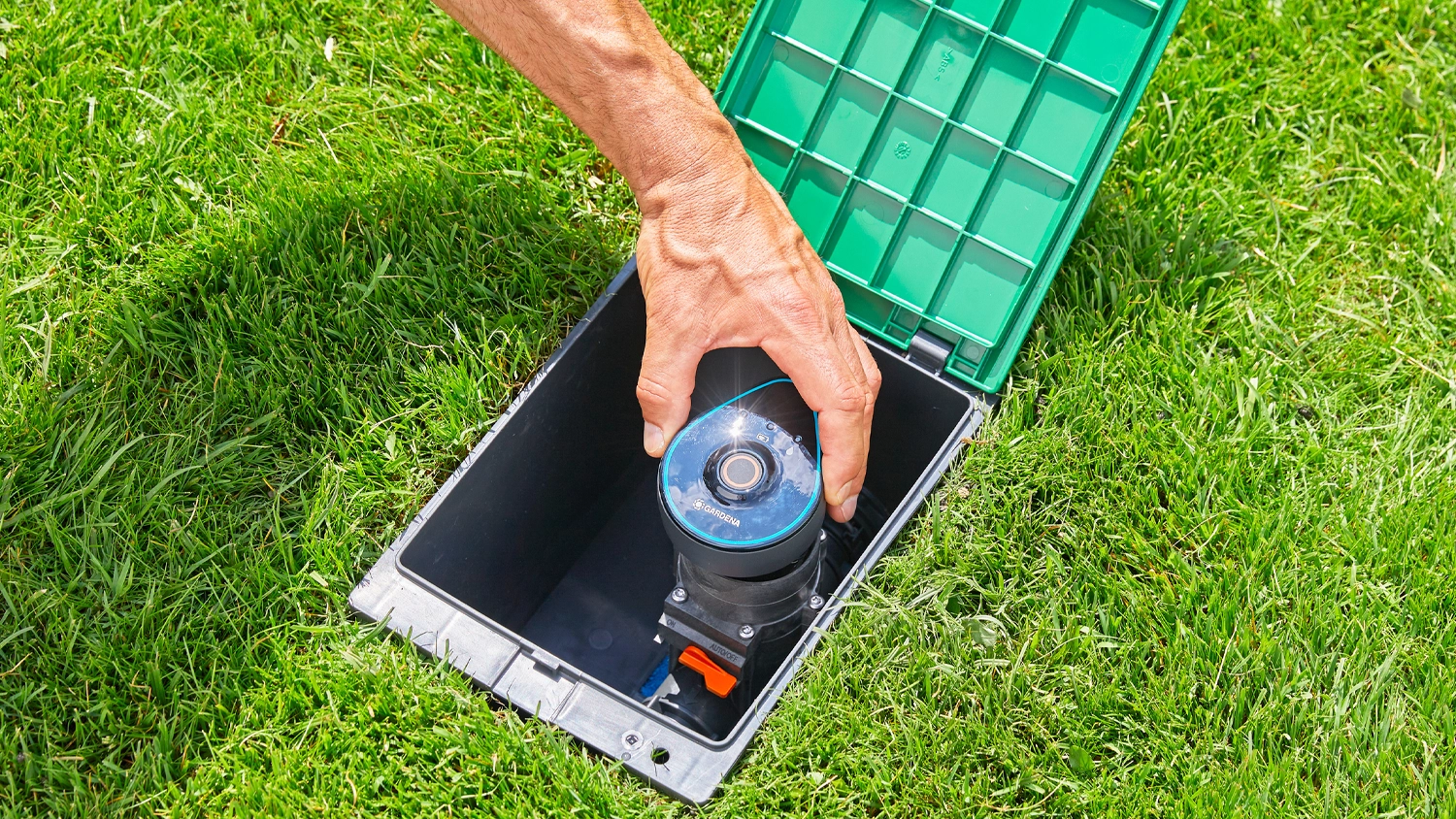 Ruka vkl&aacute;d&aacute; zavlažovac&iacute; ventil GARDENA 9 V Bluetooth do boxu