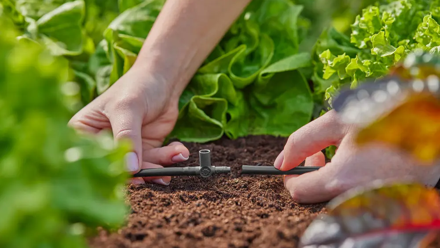 T-kus pre rozprašovacie trysky Gardena MDS 4,6 mm pri inštalácii v záhone