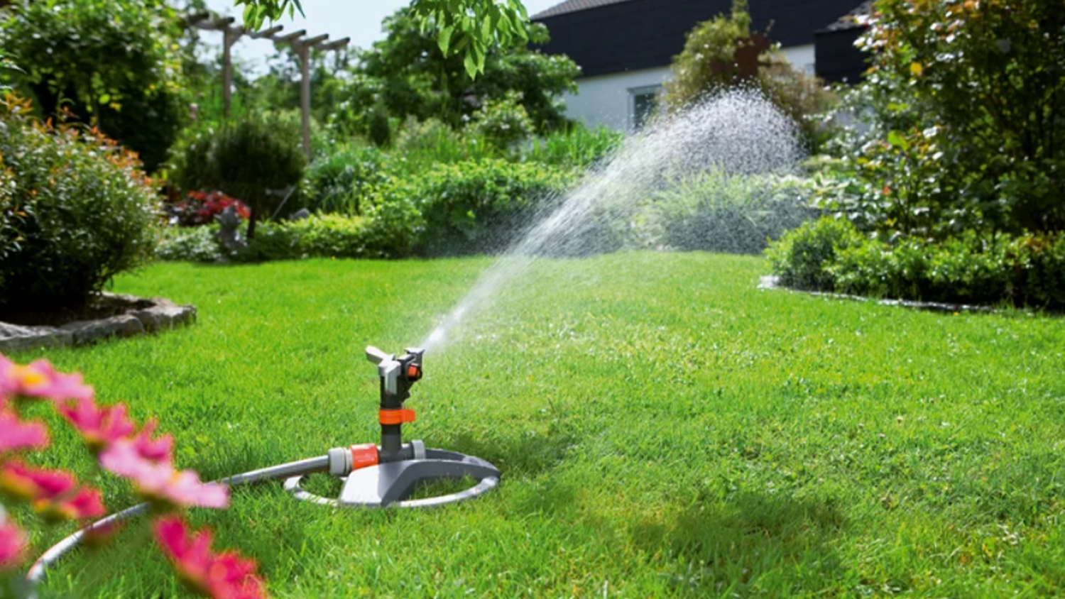 Zavlažovač Gardena Premium na zahradě při zalévání