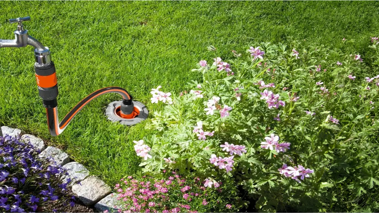 Zapojení připojovací sady GARDENA ke kohoutku a do výpustě v trávníku