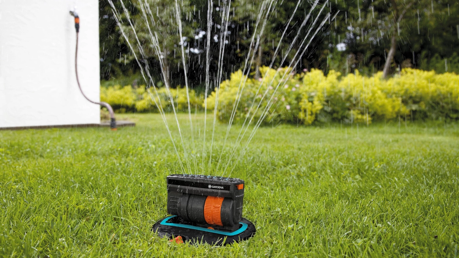 Zavlažovač GARDENA na trávniku