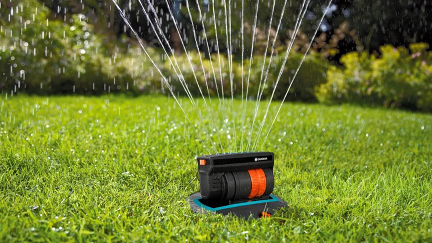 Gardena čtyřplošný zadešťovač OS 140 instalovaný na trávníku