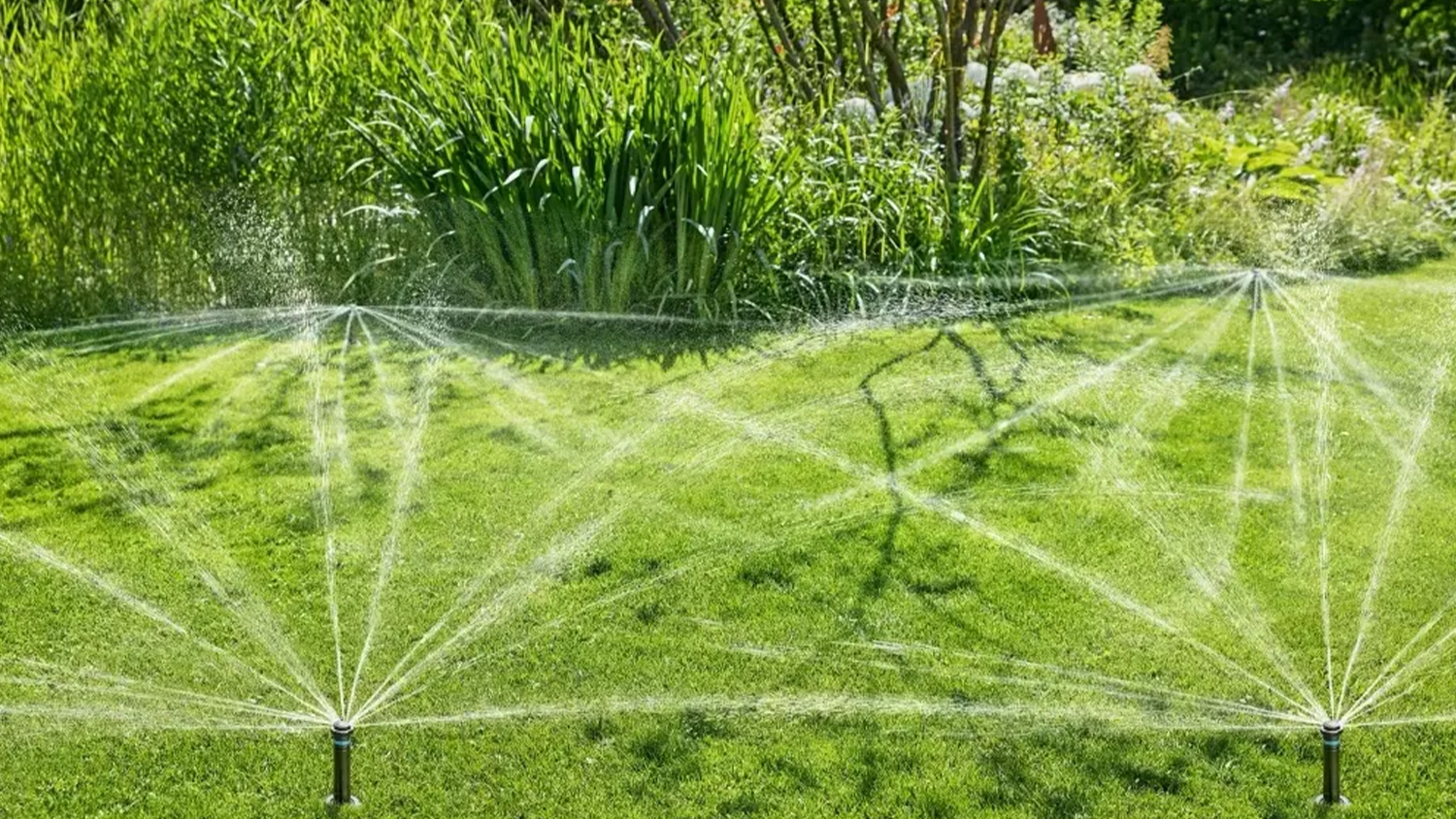 Zavlažovače Gardena inštalované na trávniku