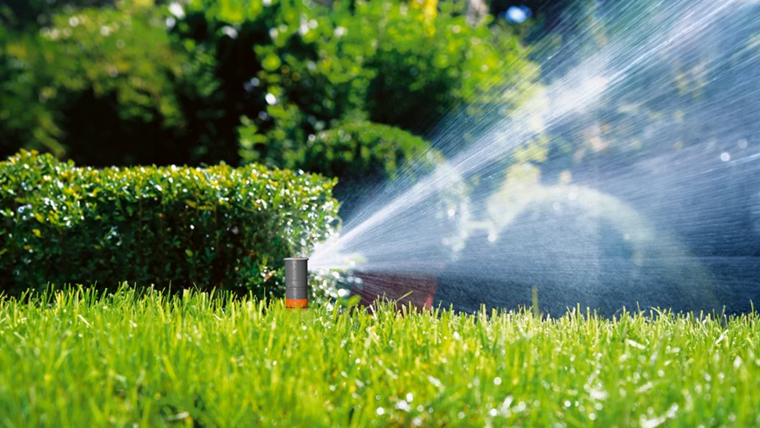 Zadešťovač turbínový Gardena T380 na zahradě při rozstřikování vody