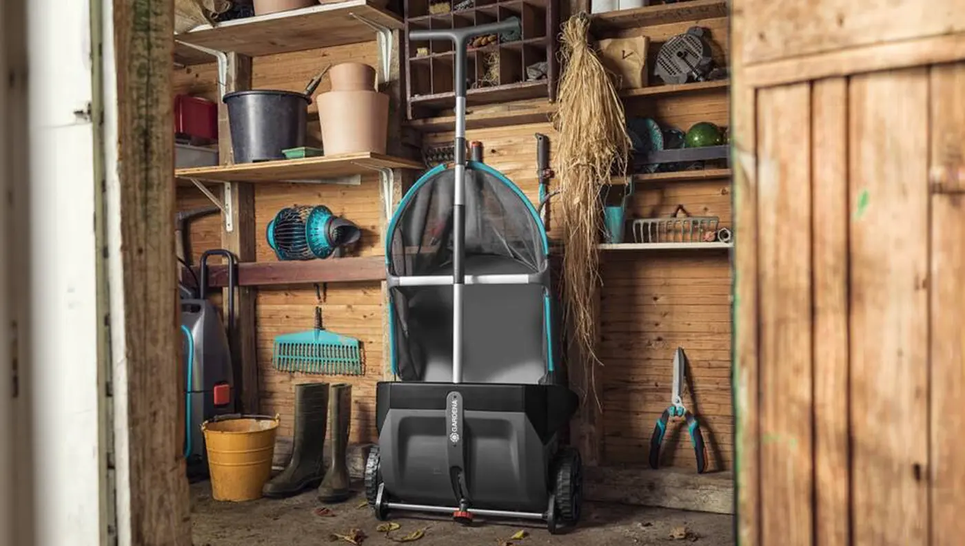 Uklizený sběrač listí a trávy Gardena 03566-20 v zahradním domku