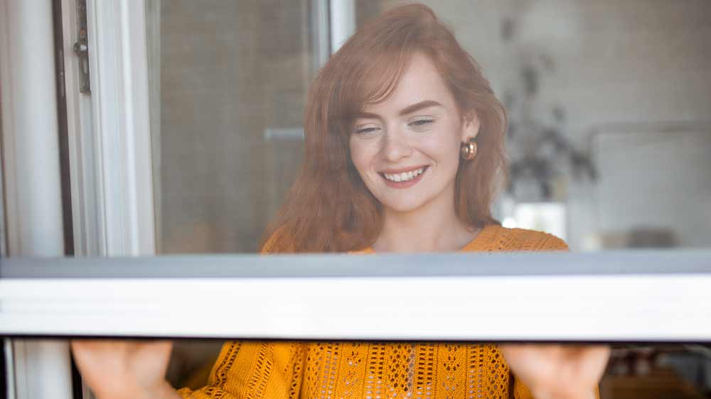 Žena zatvára okno_02