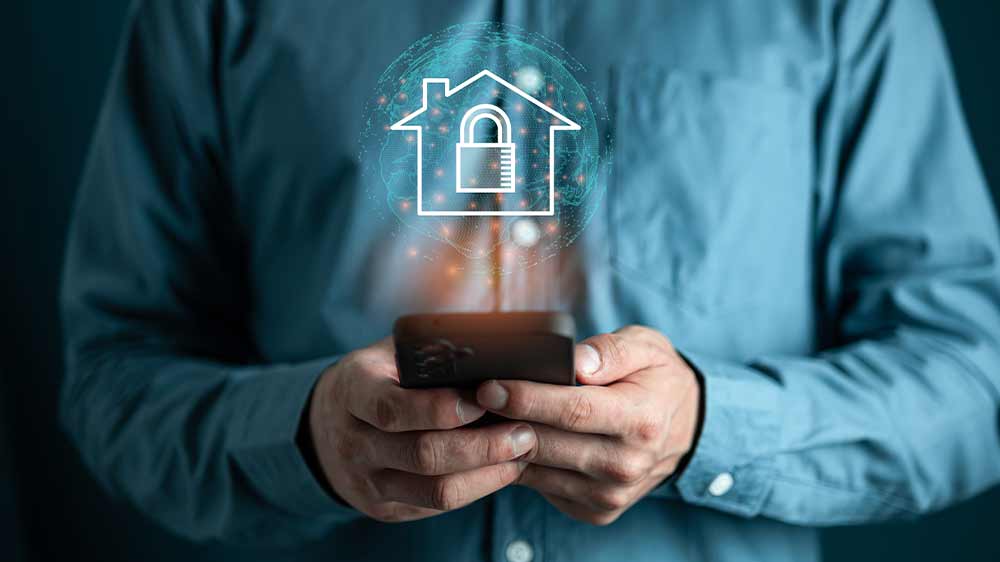 Muž na telefóne nastavuje zabezpečenie domu_04