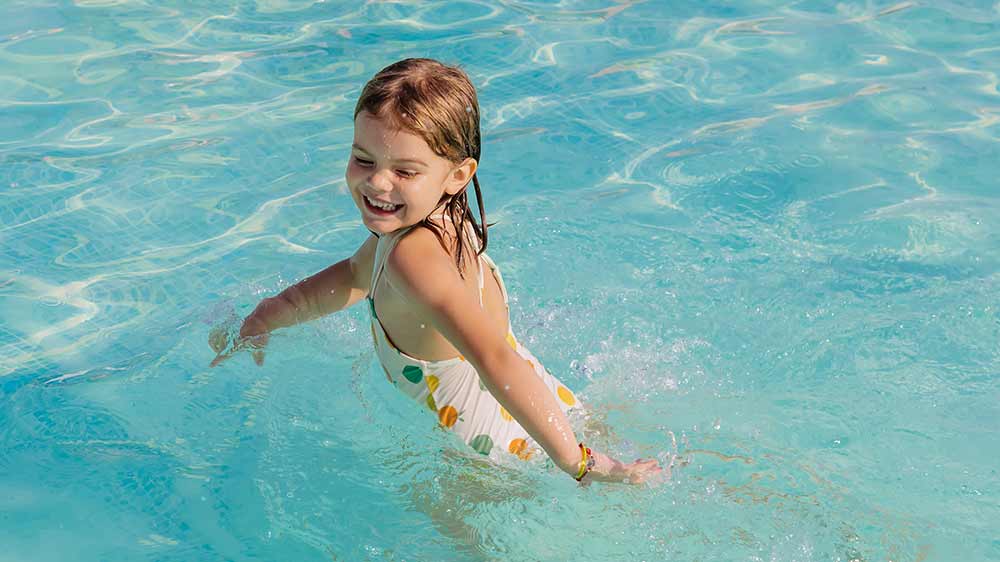 Holčička v bazénu_02