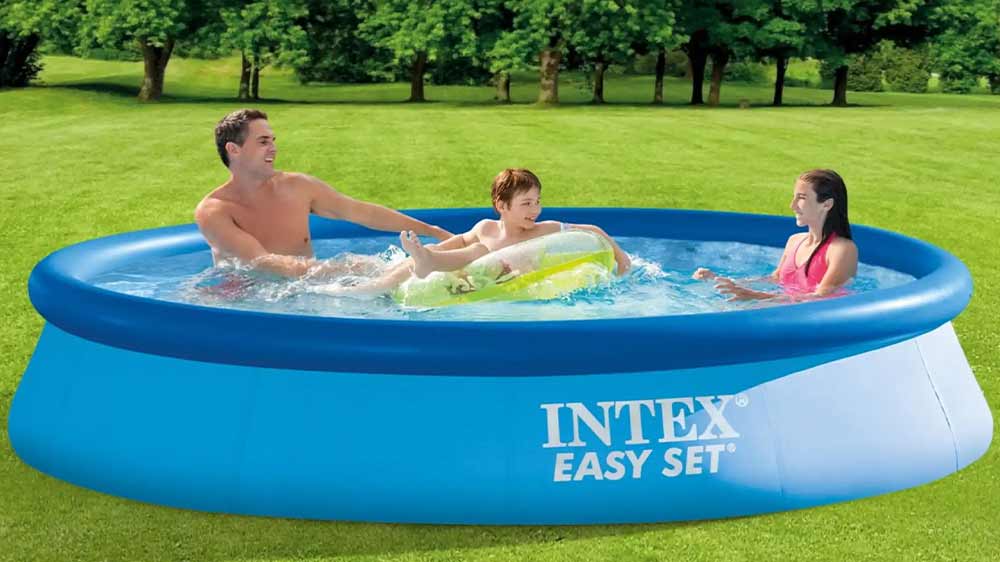 Rodina se koupe v bazénu Intex Easy Set_02