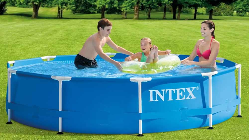 Matka s dvěma dětmi hrající si v bazénu Intex_02