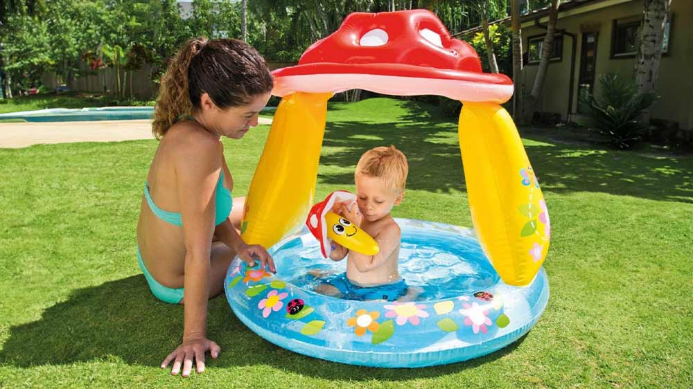 Matka se hrajícím si v dětském bazénku Intex muchomůrka_02