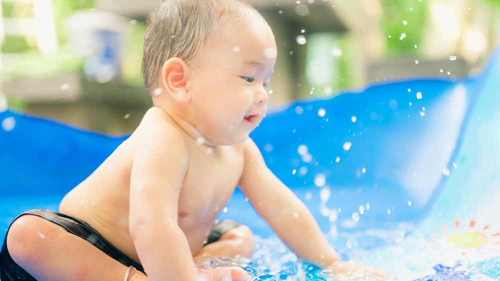 Batole hrající si v bazénku jako v brouzdališti_04