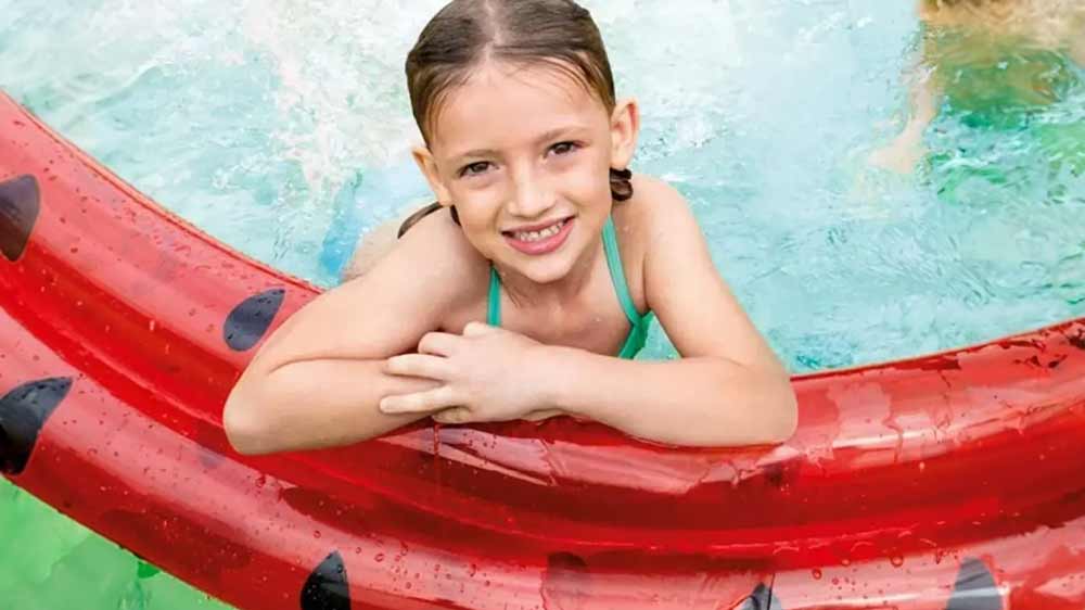 Dítě koupající se v bazénu Intex Watermelon Pool_03