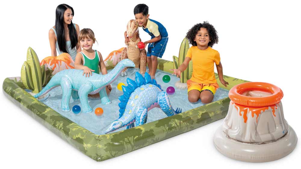 Rodina v nafukovacím hracím centru Intex Jurský park _02