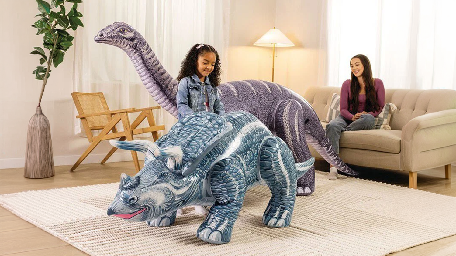 Brontosaurus a Triceratops v obývacím pokoji s holčičkou