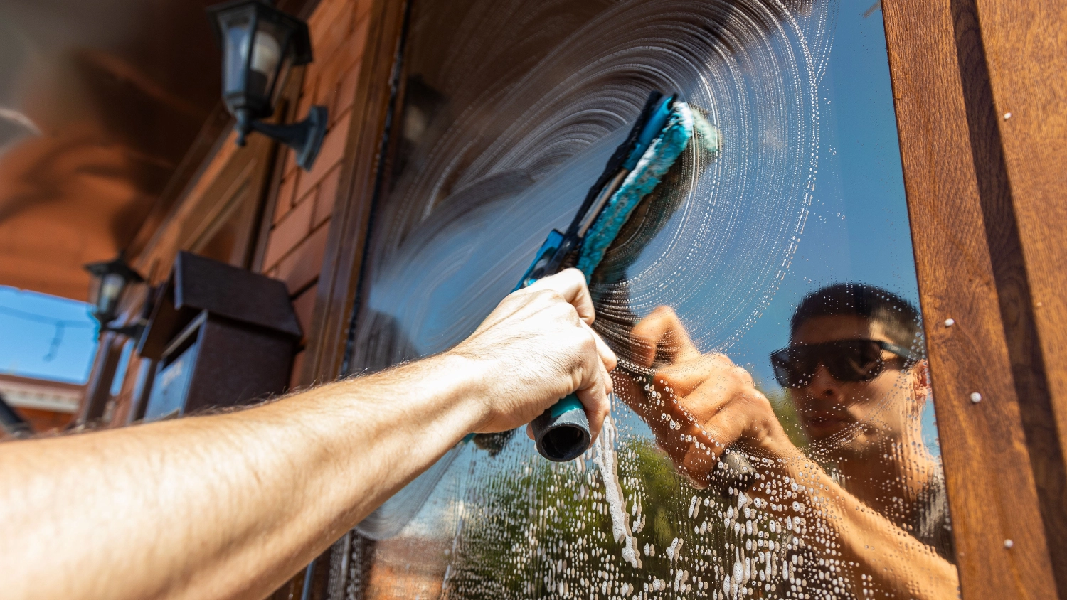 Muž čist&iacute; okno