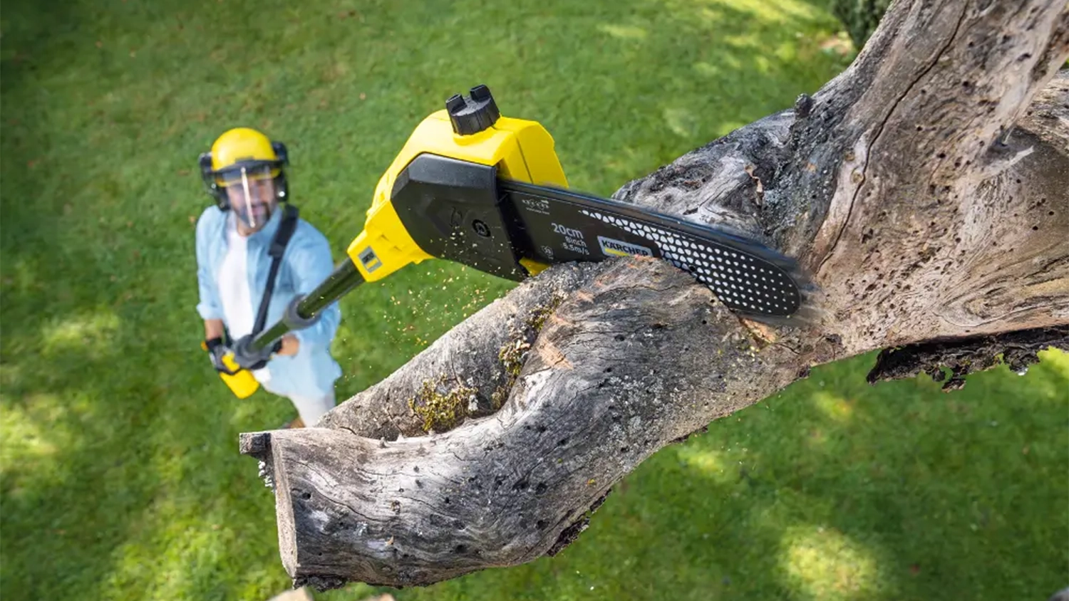 Akumul&aacute;torov&yacute; prerez&aacute;vač K&auml;rcher PSW 18-20 v akcii pri rezan&iacute; vetiev stromov