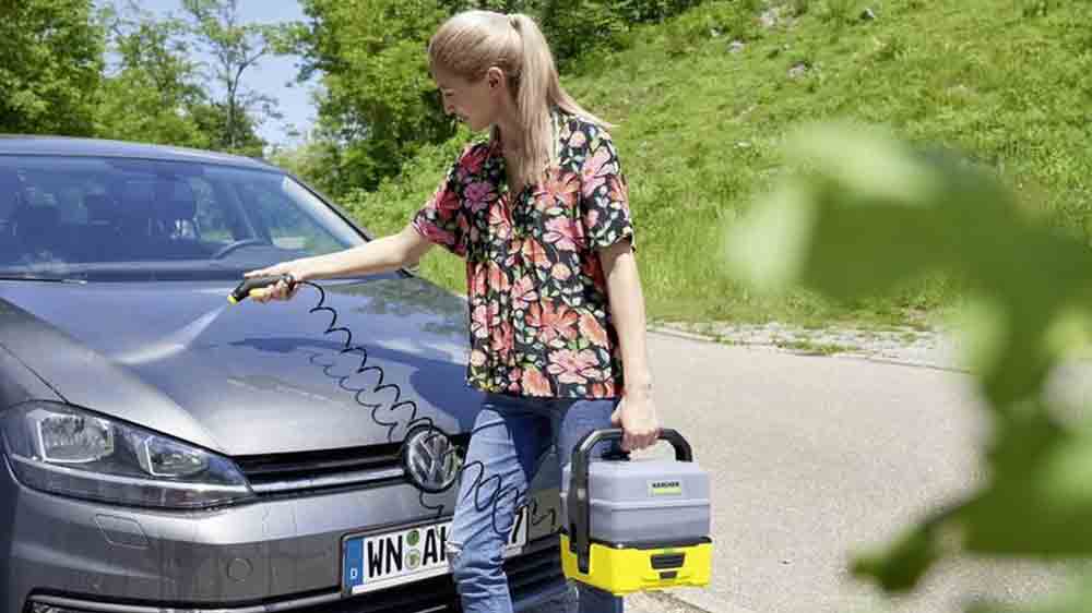 Žena myje auto vysokotlakým čističem Kärcher OC 3 Plus Car_02
