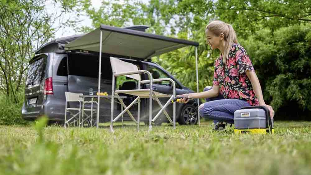 Žena myje kempový nábytek vysokotlakým čističem Kärcher OC 3 Plus Car_03