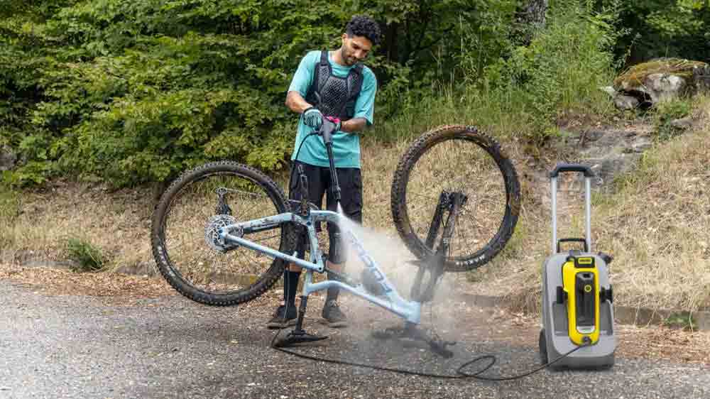 Muž čistí jízdní kolo yysokotlakým čističem Kärcher OC 6-18 Premium Battery Set_02