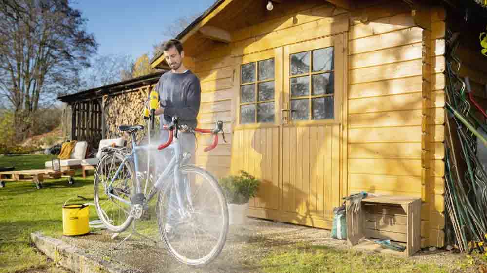 Muž myje jízdní kolo vysokotlakým čističem Kärcher KHB 4-18 Plus_02