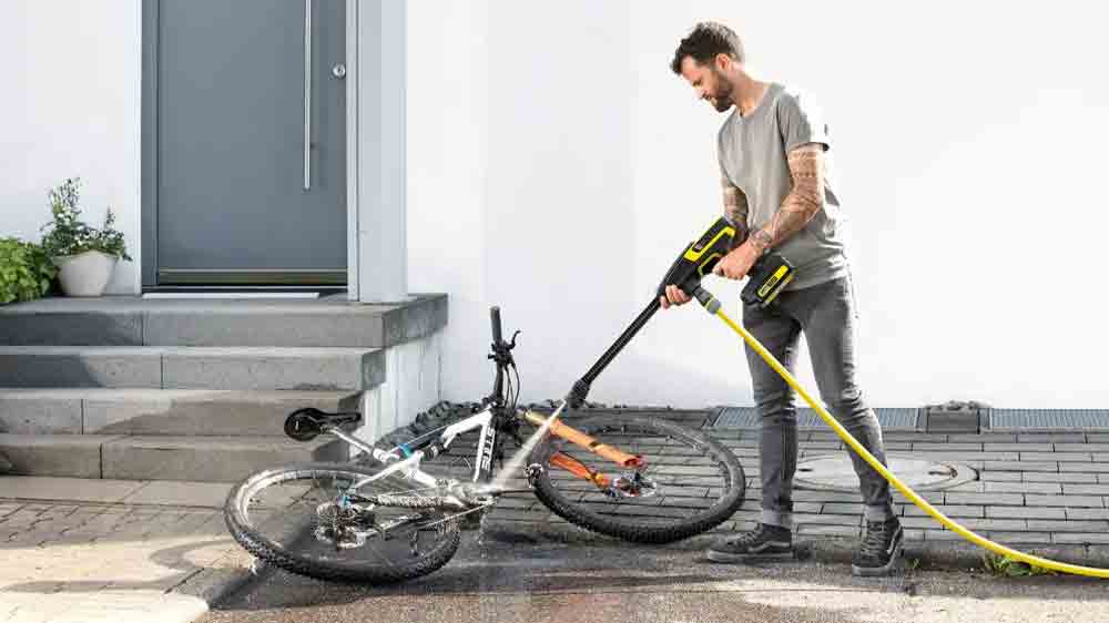 Muž čistí jízdní kolo vysokotlakým čističem Kärcher KHB 6 Battery_03