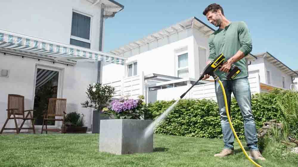 Muž umývá zahradní nábytek vysokotlakým čističem Kärcher KHB 6 Battery Set_02