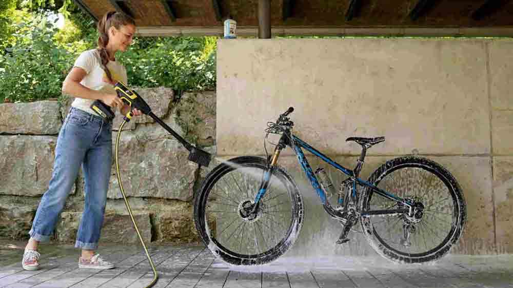 Žena myje jízdní kolo vysokotlakým čističem Kärcher KHB 6 Battery Set_03