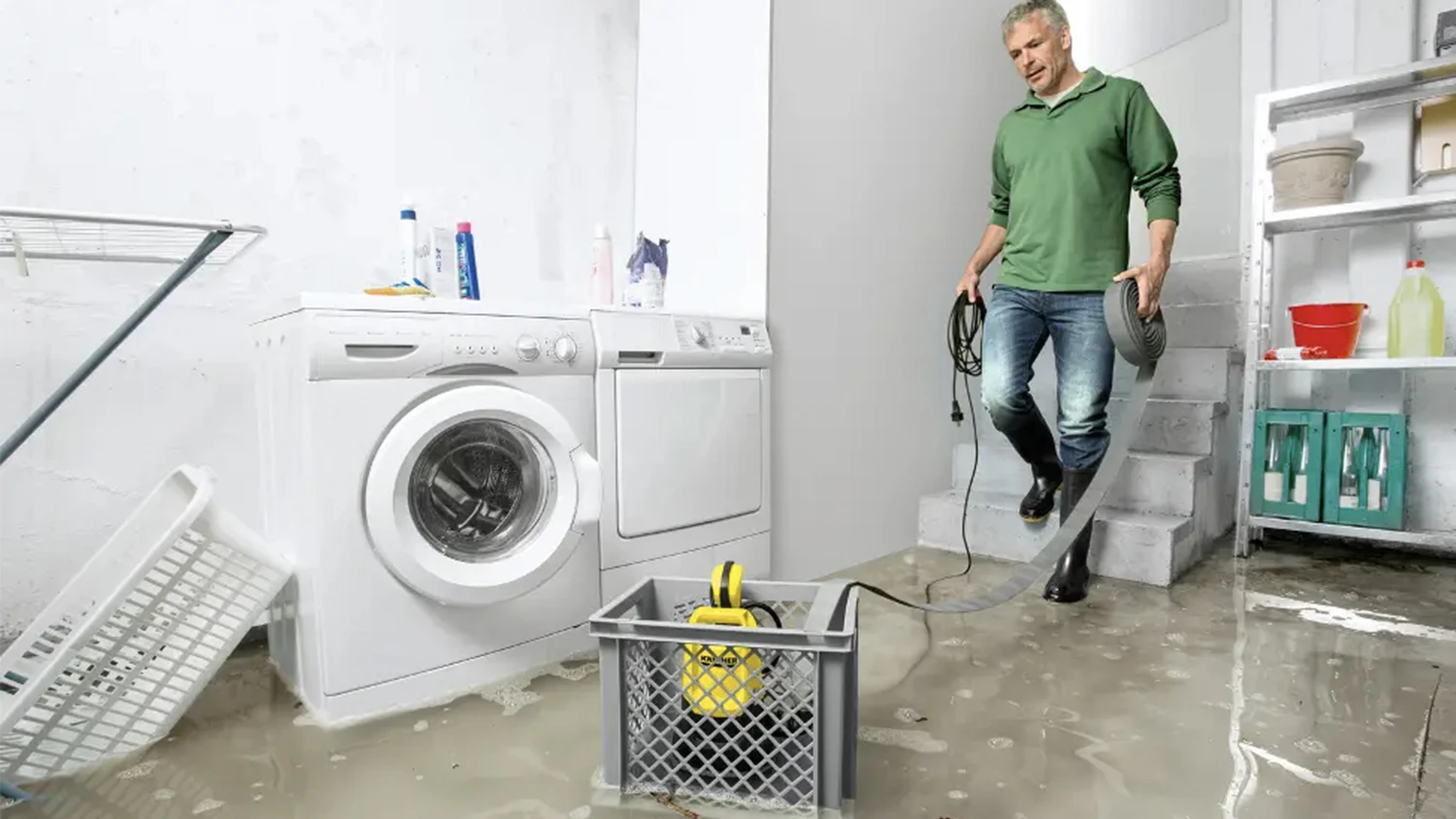 Ponorné kalové čerpadlo Kärcher SP 22.000 Flood Box při odčerpávání vody ze zaplaveného sklepa