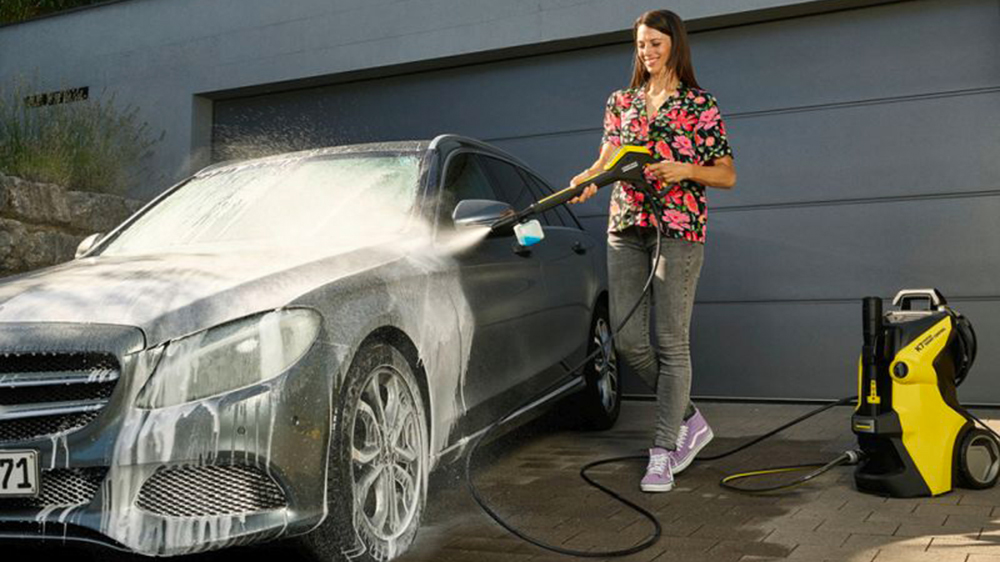 Žena myje auto tlakovou myčkou K&Auml;RCHER K 7 Smart Control Home EW_03