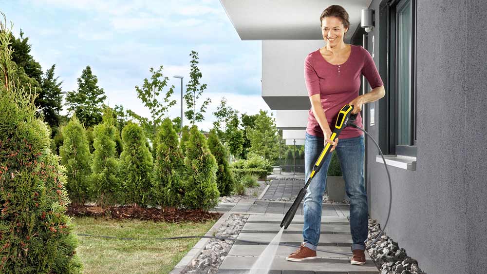 Žena ukl&iacute;z&iacute; okolo domu tlakovou myčkou K&auml;rcher K 5 Power Control Flex Home_05