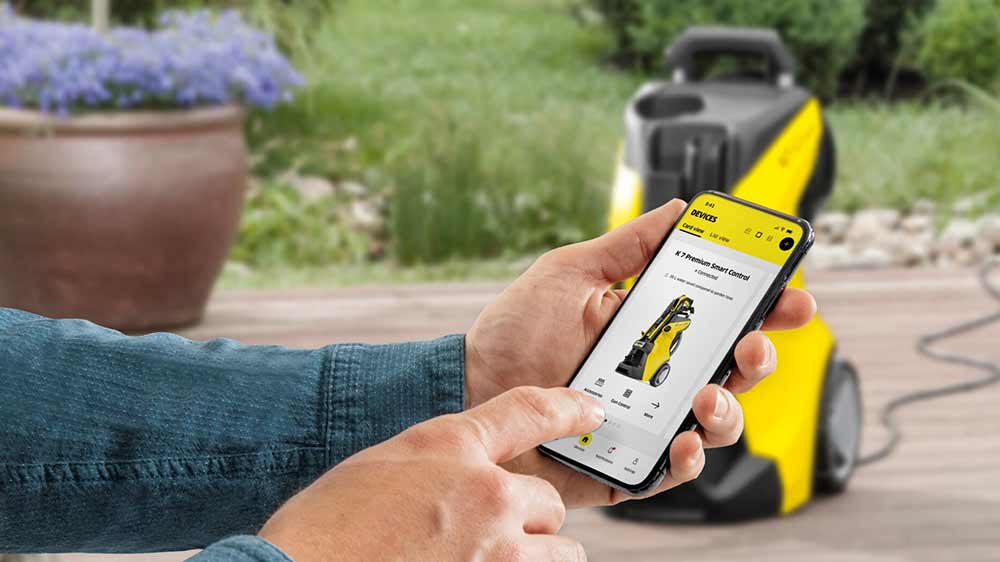 Muž pracuje s aplikac&iacute; K&auml;rcher Home & Garden_03