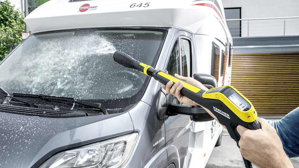 Muž um&yacute;v&aacute; auto tlakovou myčkou K&Auml;RCHER_03