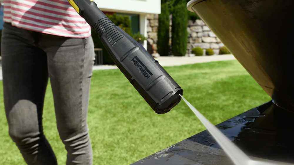 Žena čist&iacute; povrch na zahradě s vysokotlak&yacute;m čističem K&auml;rcher K 7 Premium Smart Control Flex Home_04