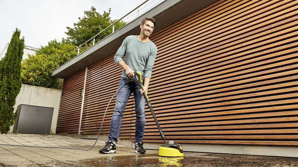 Muž um&yacute;v&aacute; dlažbu s čističem povrchů tlakov&eacute; myčky K&auml;rcher K 5 Power Control Flex Home and Brush_03