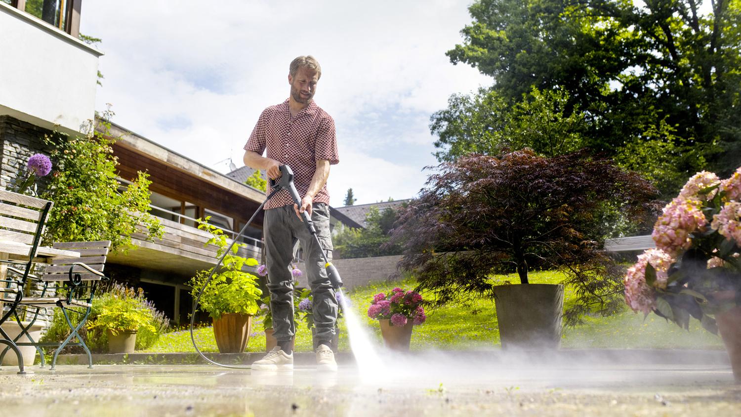 Muž um&yacute;v&aacute; venkovn&iacute; prostory s K4 Comfort Premium