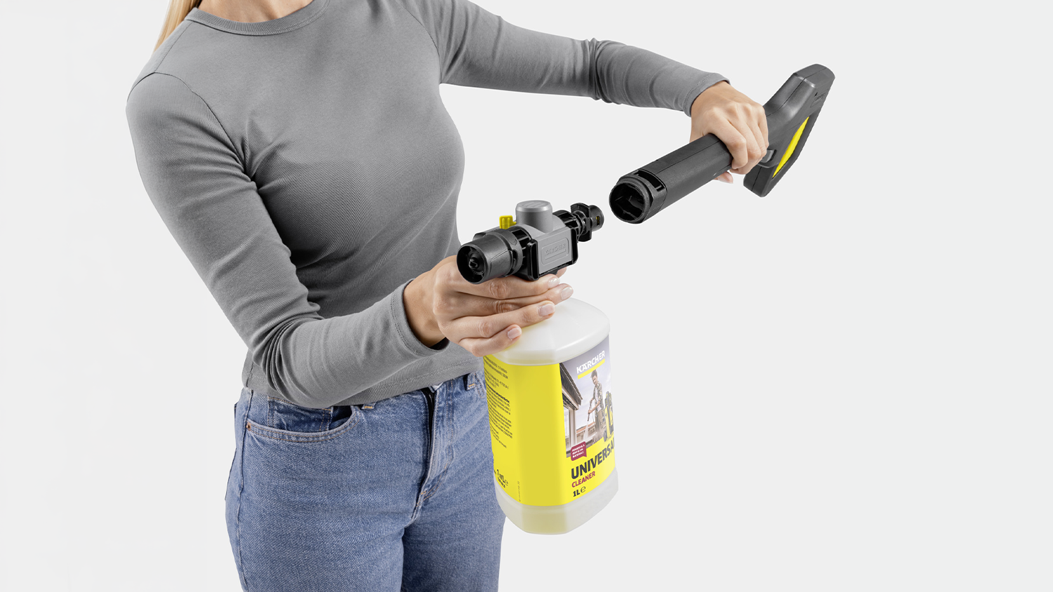 Žena připojuje čistic&iacute; prostředek