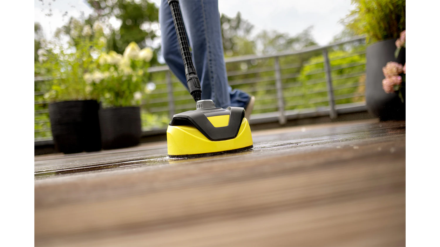 Muž čist&iacute; povrch s myčkou K5 Comfort Premium Connect Home